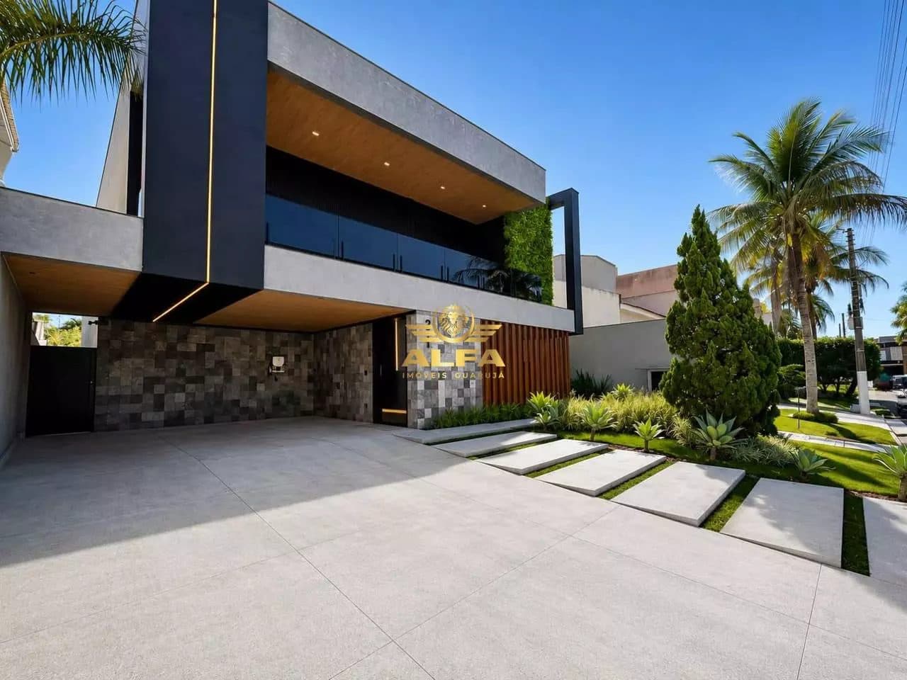 Fachada moderna com revestimento em pedra, detalhes em preto e paisagismo frontal
