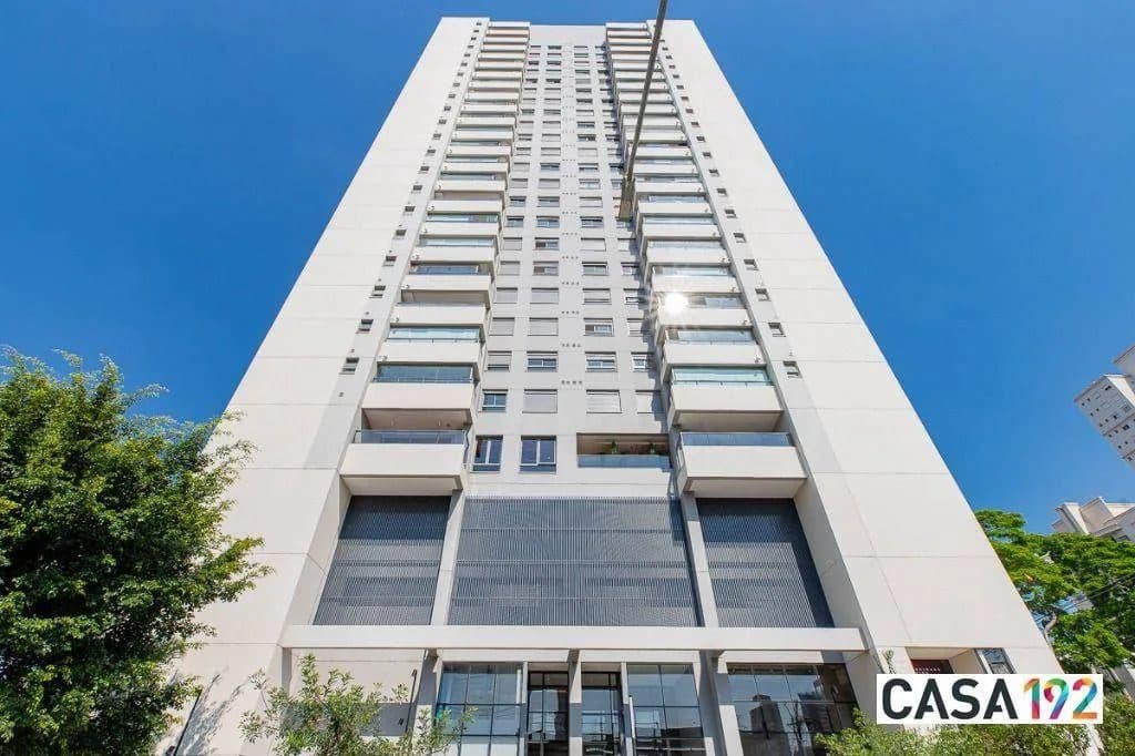 Fachada de edifício residencial alto com varandas e estrutura moderna.