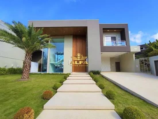 Fachada contemporânea com detalhes em madeira, vidro e paisagismo.